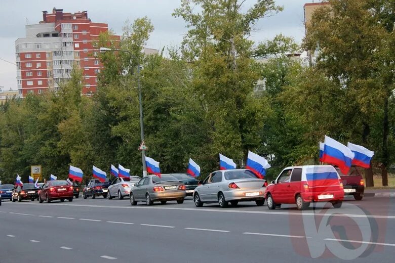 Автопробег. Автопробег с российскими флагами. Автопробег 9 мая. Пейзаж российского триколора. Пробег рф ру