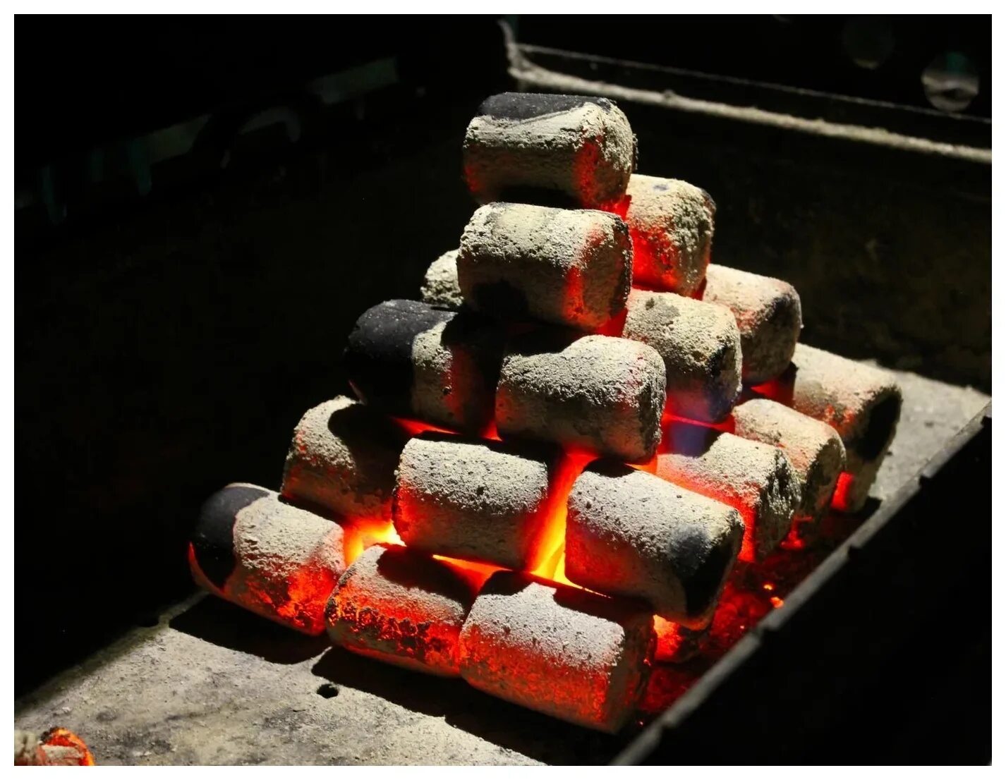 брикетированный уголь. Weber брикеты 8 кг. брикеты главжар 10кг. антрацит в брикетах. брикеты древесноугольные weber.