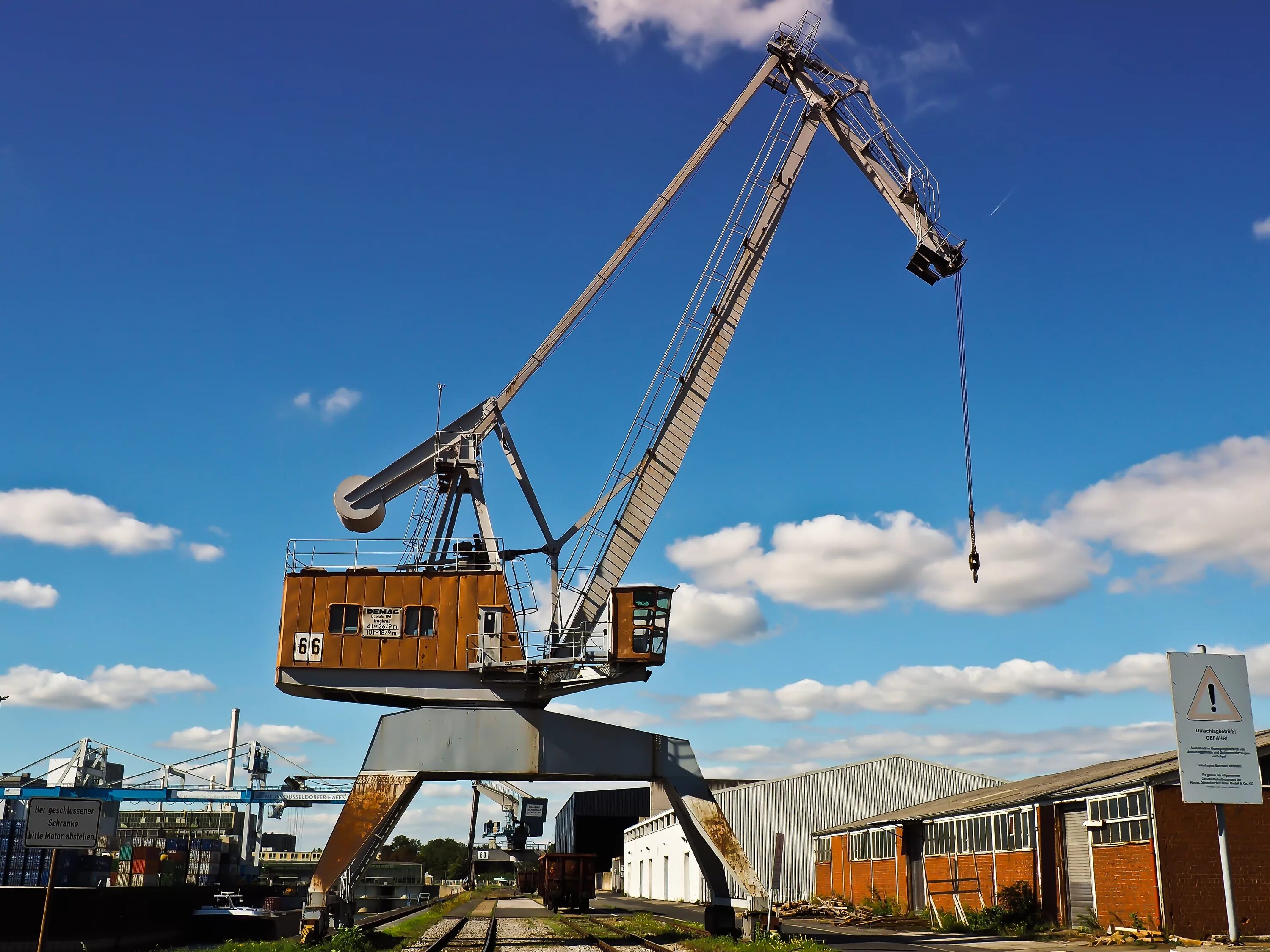 Подъемные картинки. Кран Cargo Crane. Кран стреловой 1576. Американский подъемный кран шуттлелифт3340. Подъемный кран Готвальд АМК-1000.