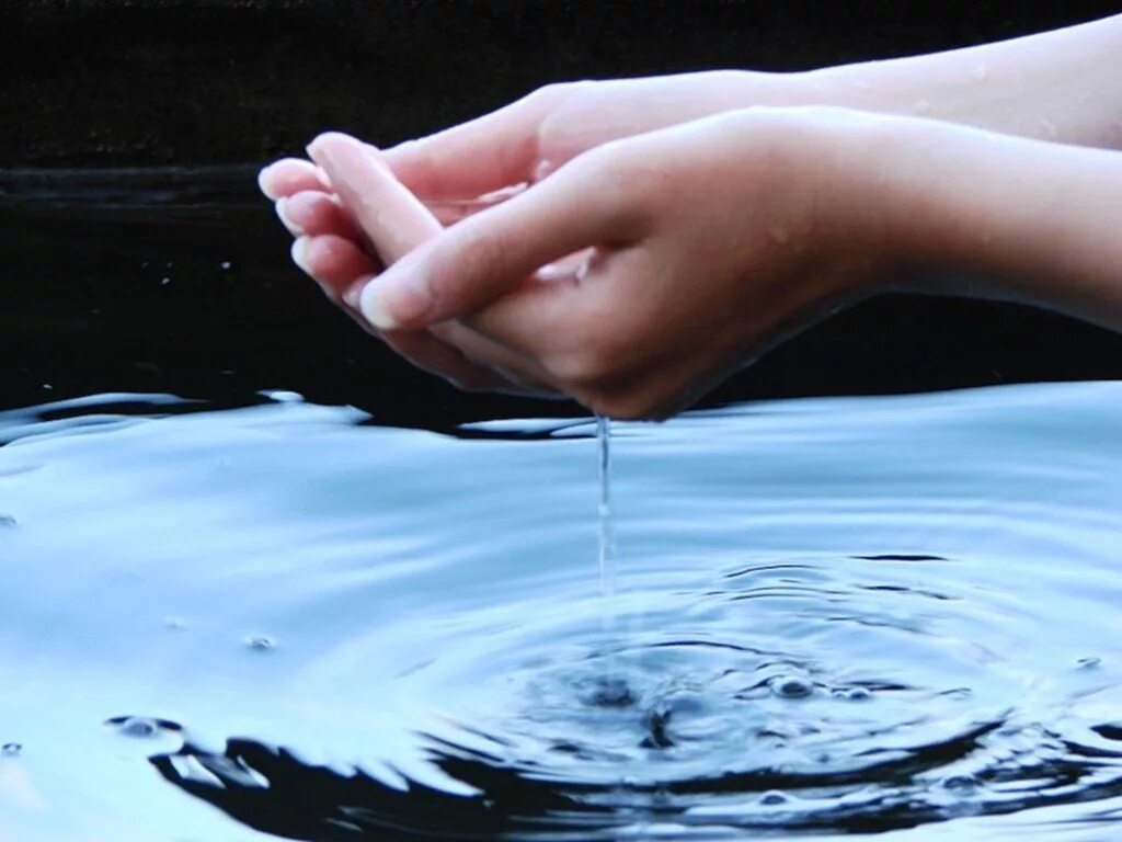 Холодная вода похожа. Вода в ладонях. Вода в руках. Текучие воды. Чистая вода.