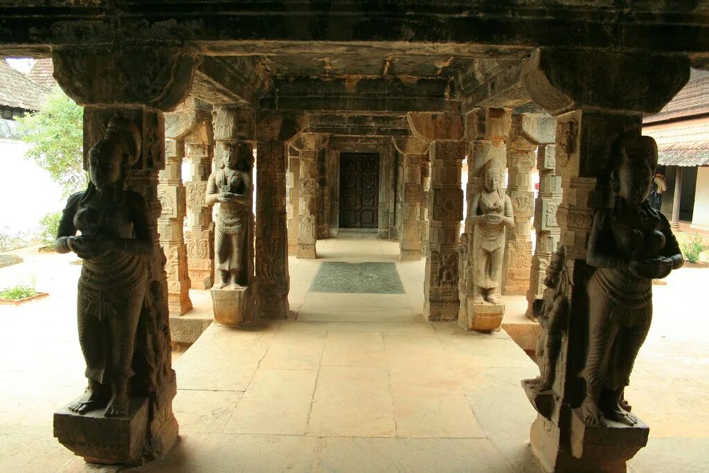 Сокровища храмов индии. Храм в индии с сокровищами. Шри падманабхасвами внутри храма. Керала. Сокровища храмов индии.