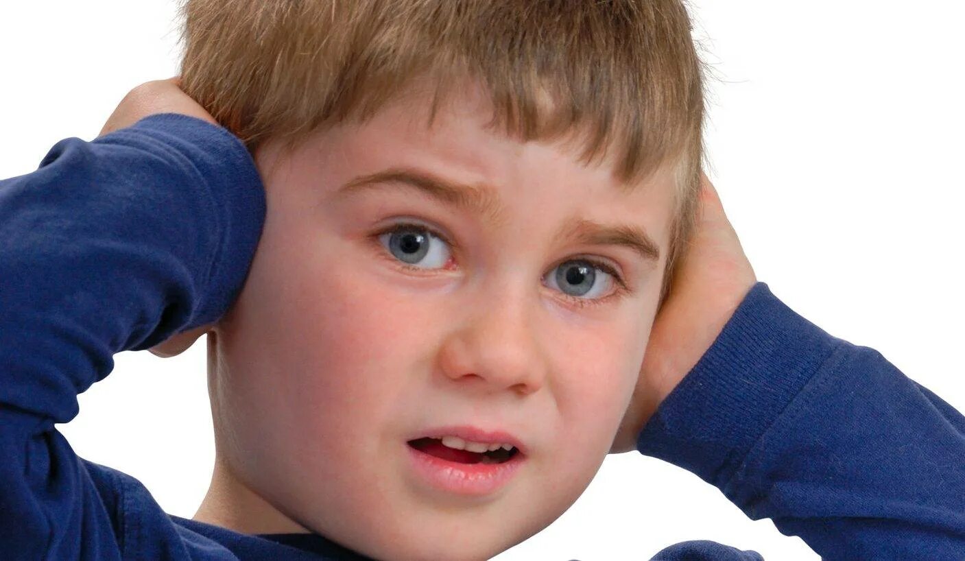 Ребенок закрывает уши. Ребенок затыкает уши. Ребенок с закрытыми ушами. Ребёнок закрывает уши руками.