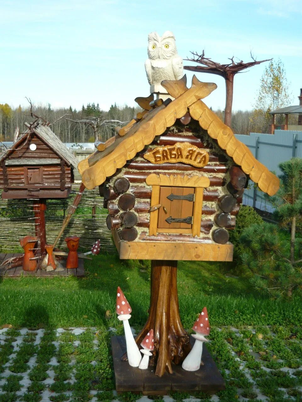 Избушка на курьих ножках. Избушка на курьих ножках софи андерсон. Избушка для сада своими руками. Декоративные домики для сада из дерева. Дом бабы яги кабардинка.
