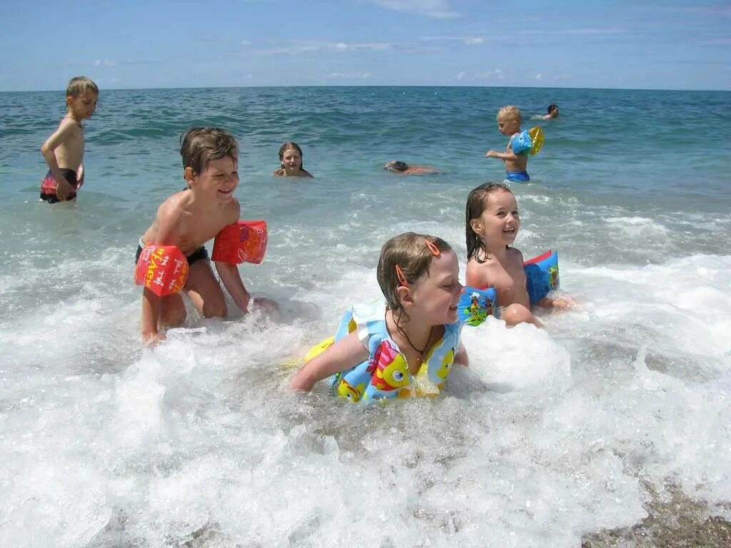 Дети купаются в море. Дети на море. Дети отдыхают на море. Детские пляжи.
