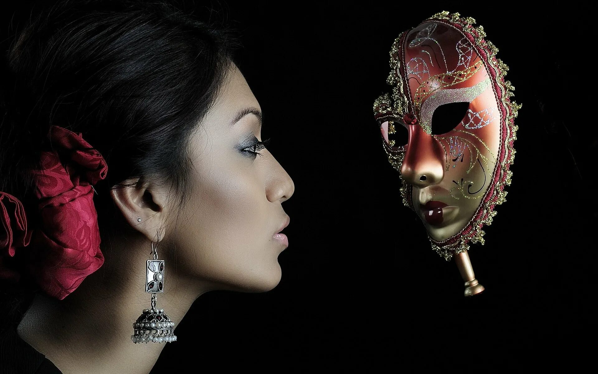 Маска герл. Девушка загадка. Девушка в маске респираторе. Девушка в маске с голубыми глазами. Карнавальная маска.