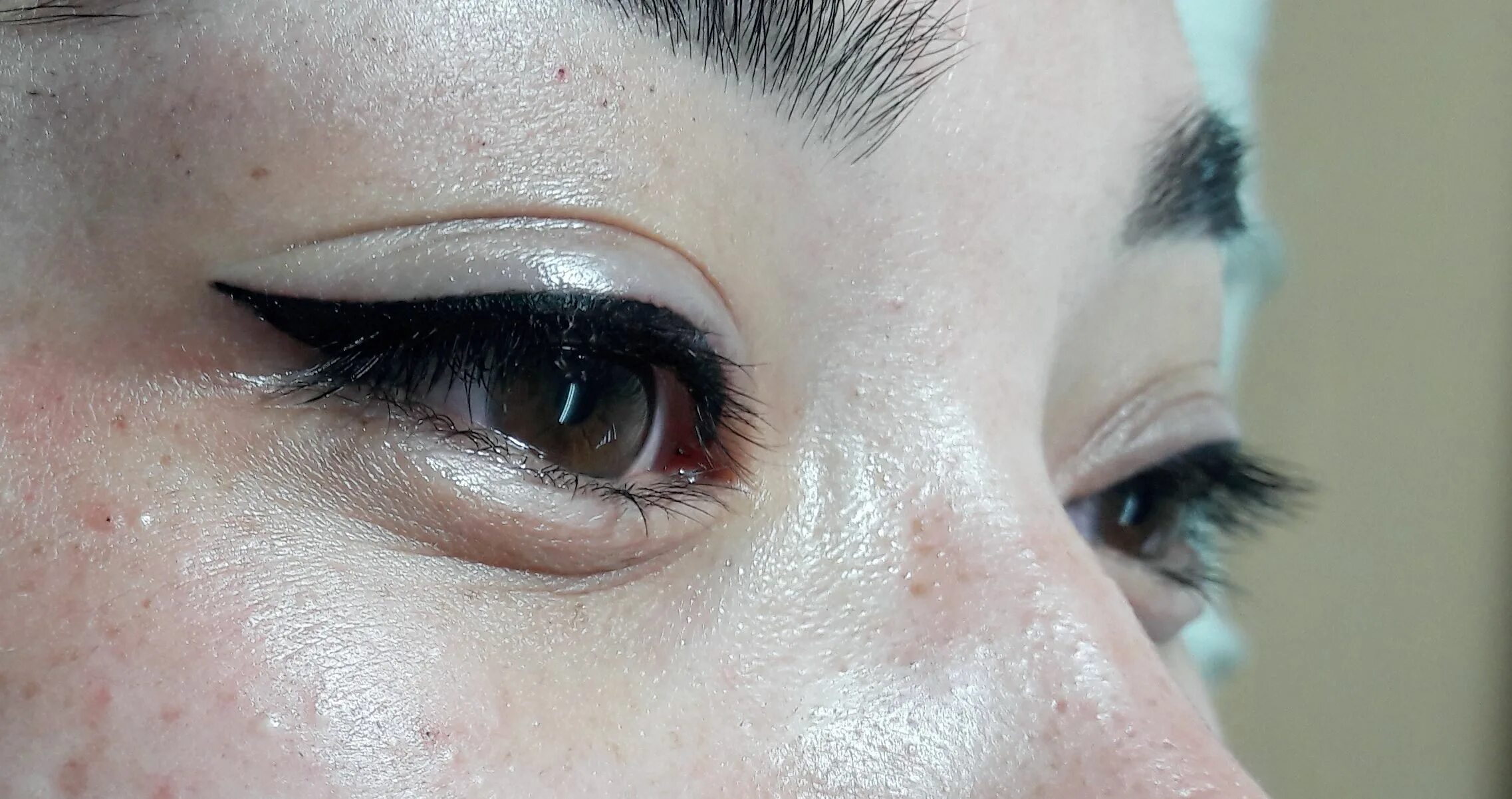 Тата на веках. Глаза полные любви. Не буди татуировка на веках. Тата на веках. Тату 3 точки под глазом.