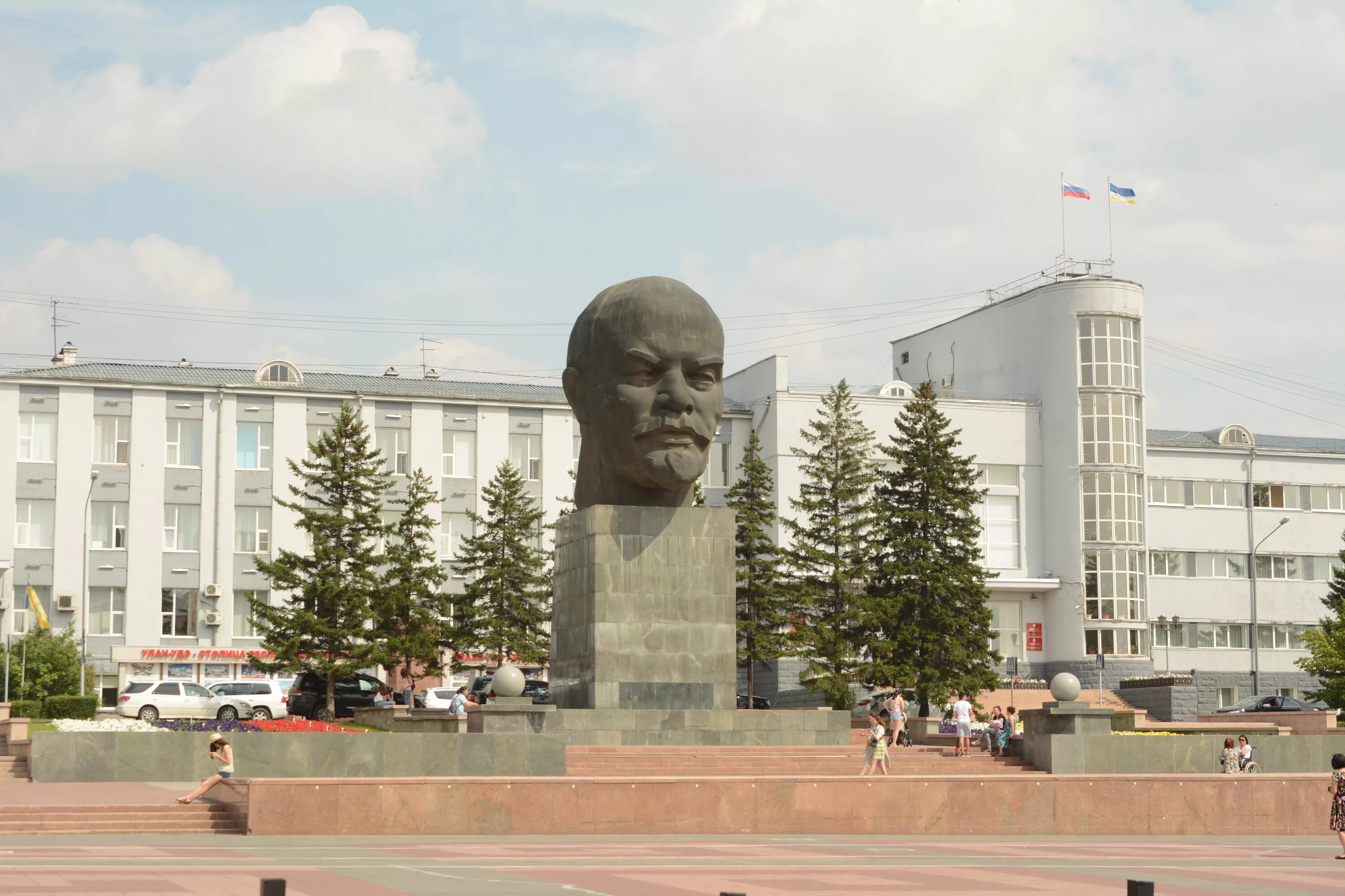 Площадь советов Улан-Удэ. Центральная площадь советов города Улан-Удэ. Улан Удэ площадь центре. Памятник в центре Улан-Удэ. Русское улан удэ