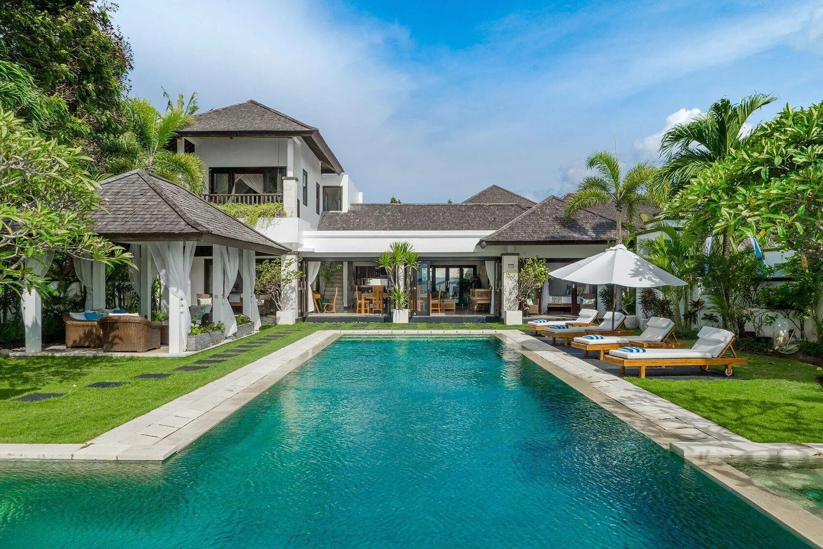 Купить дом на бали. Индонезия Бали вилла. О. Бали ( Индонезия) недвижимость. Сити вилла Бали. Белая вилла на Бали.