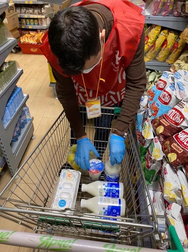 Волонтеры доставляют продукты. Волонтеры с продуктами. Волонтеры доставляют продукты старикам. Волонтеры помогают с продуктами.