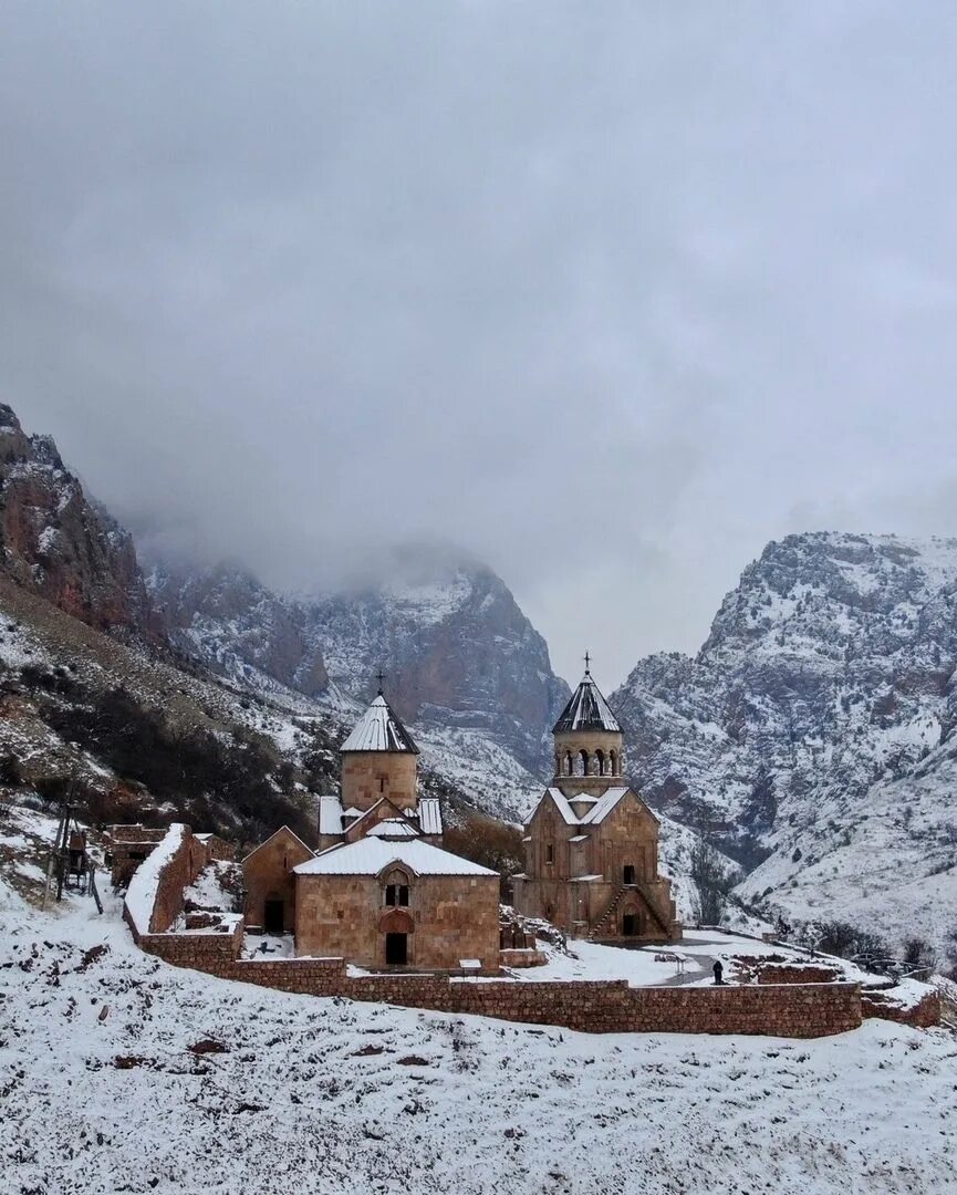 Дог ереван. Монастырь Нораванк зимой. Армения зима Нораванк. Монастырь Нораванк Армения зимой. Нораванк в декабре.