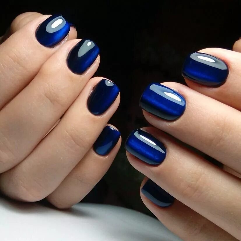 Дизайн ногтей синий короткие ногти. Синий маникюр. Синие короткие ногти. Темно синие ногти. Лунный маникюр синий.