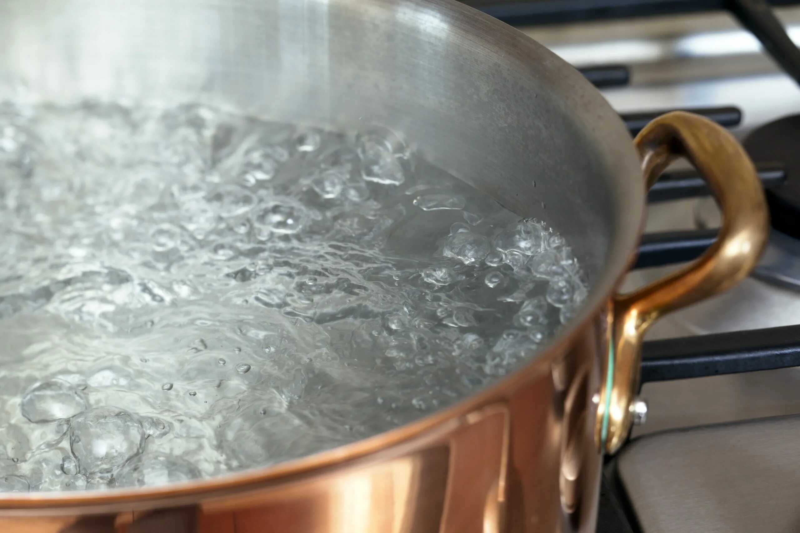 Кастрюля кипит. Кипящая вода. Кипение воды. Бурление воды. Кипящая вода в кастрюле.