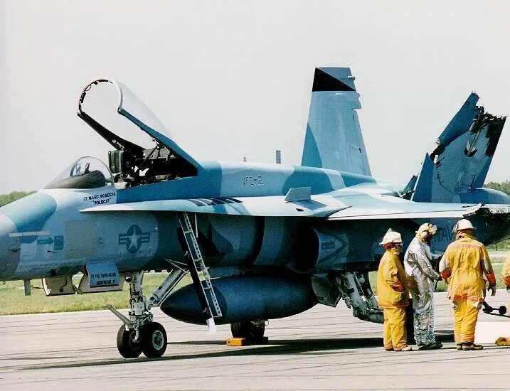 F2th самолет. Палубный самолёт заправщик. A F-18 Fighter Jet. Два истребителя на земле. 22 апреля 1996