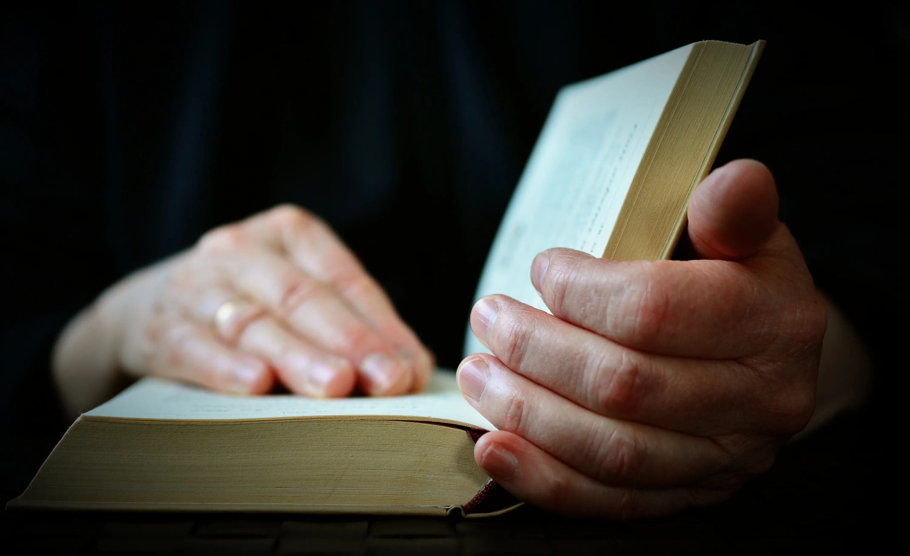 Раскрытая книга в руках. Книга в руках. Библия в руках. Человек с Библией в руках. Открытая Библия в руках.