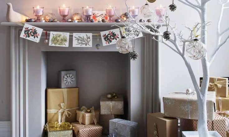 Маленькие елки и ветви в новогоднем убранстве квартиры Holiday decor, Table deco