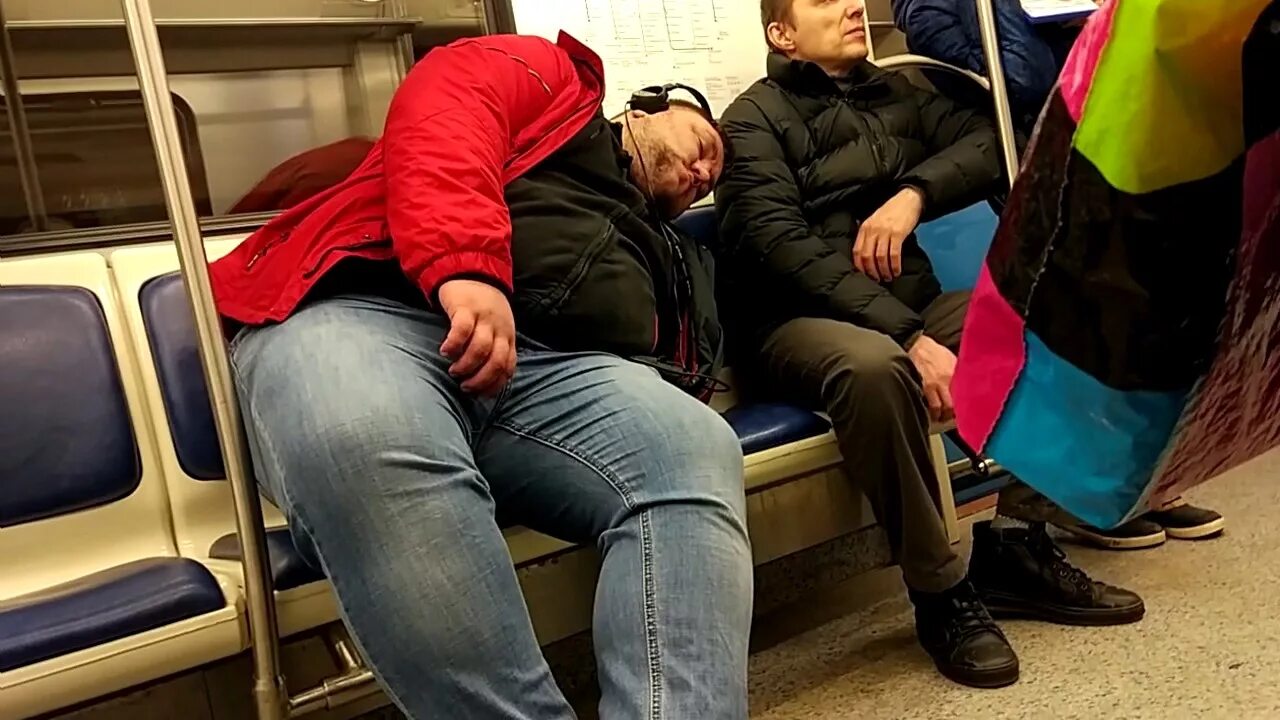 Два мужика в автобусе. Человек спит в автобусе.