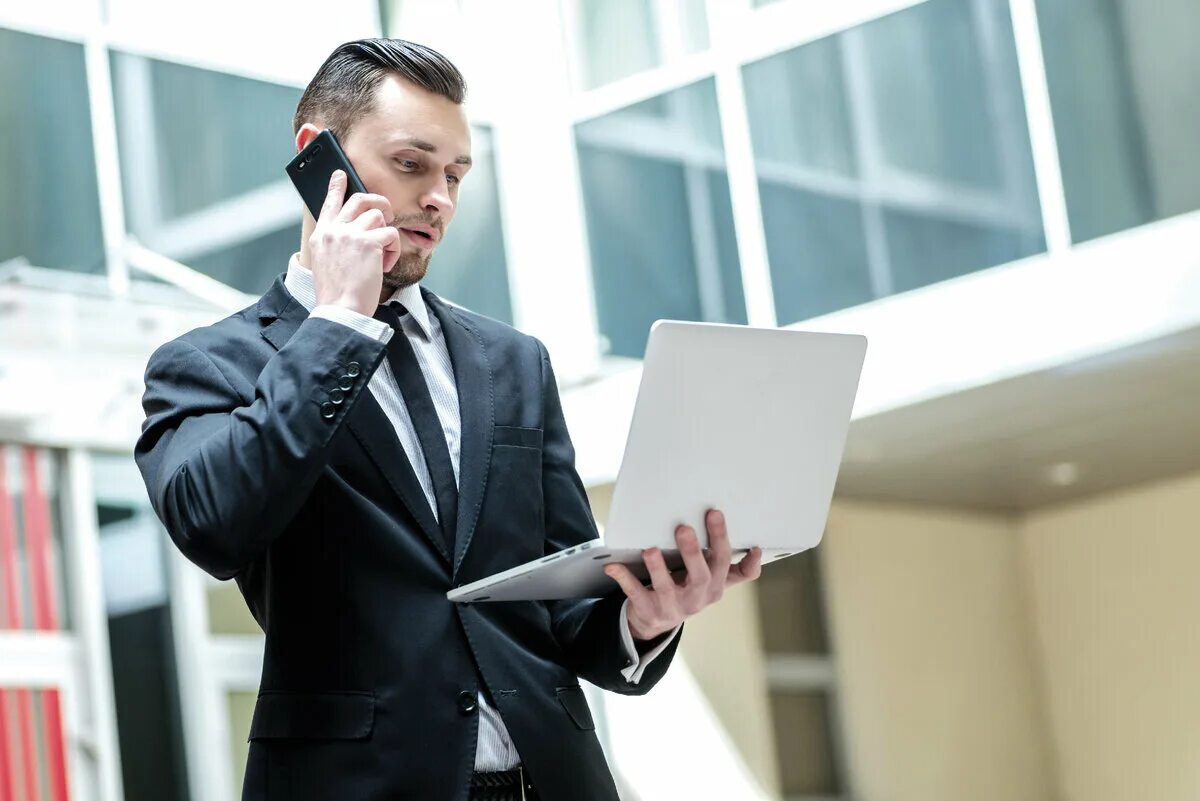 коммерсант. успешный коммерсант. коммерсант бизнесмен. офис менеджер с телефоном. коммерсант картинки.