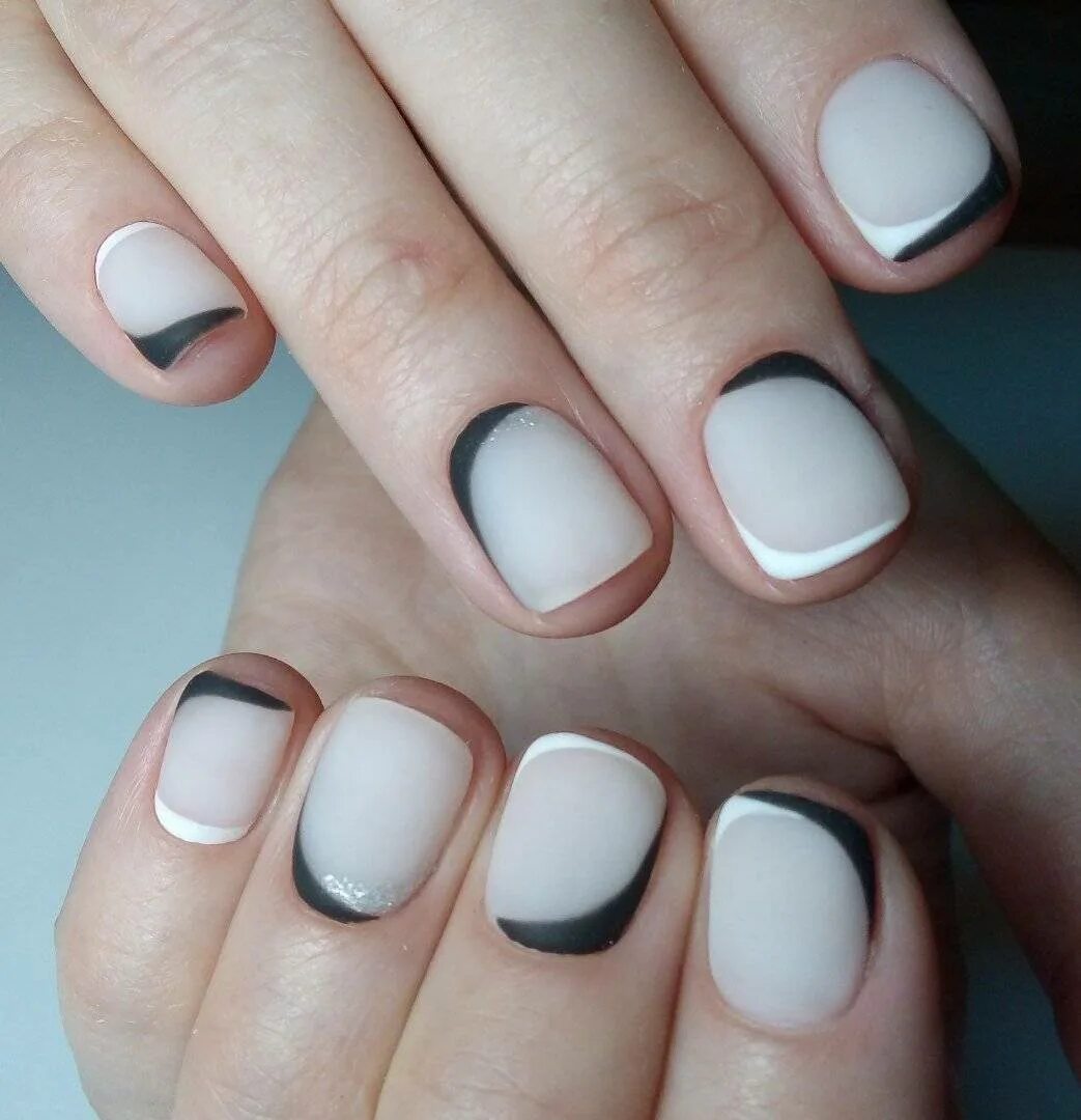 Френч (обратный френч, лунки). Маникюр на короткие ногти красный с белым. Красные ногти с лунками. Маникюр жёлтый с голубым. Ногти короткие.