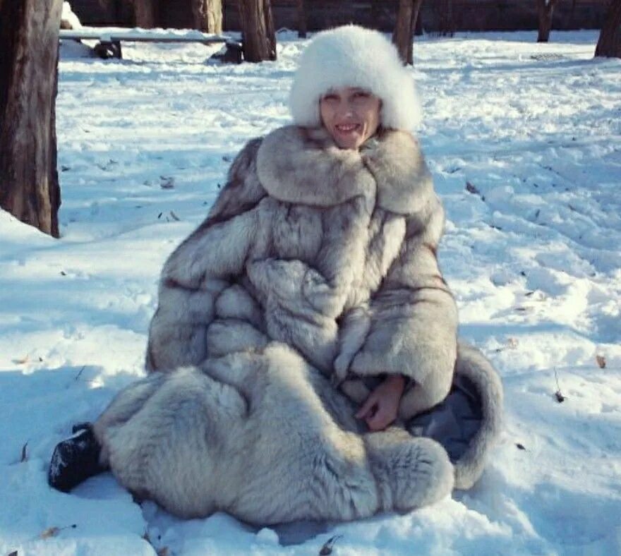 Самой толстой снежной шубой. Песец Снежная Королева. Королева в мехах. Real Fox fur Queen. Fox Queen пальто.