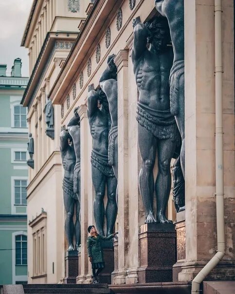 Атланты небо держат на каменных руках слушать. Новый эрмитаж атланты. питер город атлантов. атланты держат небо. атлант держит небо.