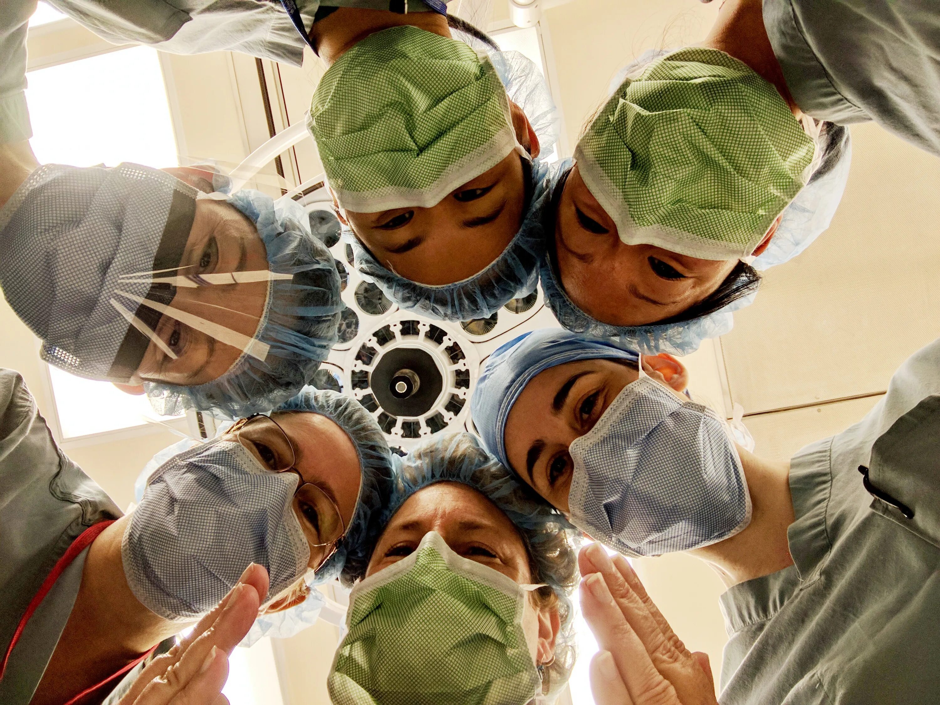 Фото врача в белом халате. Female surgery. Female surgery. Хирургическая операция. Девушка хирург в операционной.