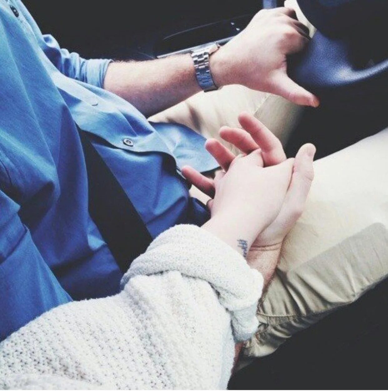Умерли держась за руки. Руки влюбленных в машине. Рука в руке в машине. Парень с девушкой за руку.