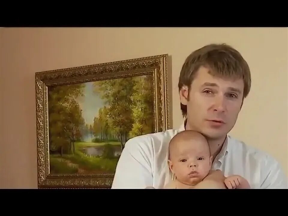 девочка молится в храме. свечи ректальные введение детям. поставить свечку малышу. о храме. массаж при запоре у ребенка.