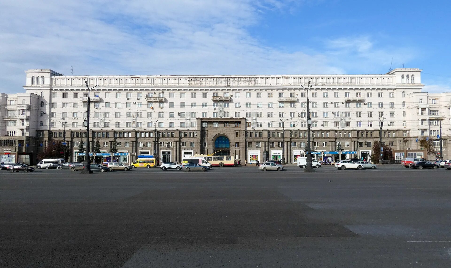 Центр 4 революции. Площадь революции челябинск. площадь революции г. челябинск. центральная площадь челябинска. площадь революции в челябинске в 90.