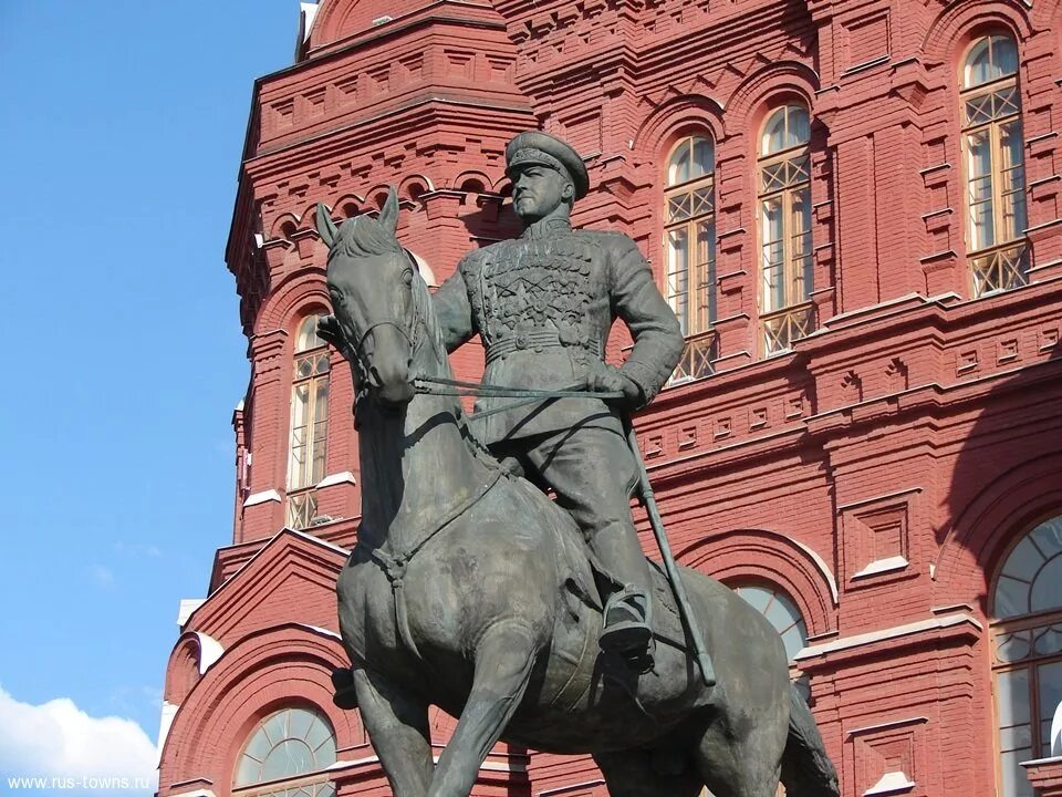 Памятник маршалу Жукову. Памятник Жукову в Москве на красной площади. Памятник Георгию Константиновичу Жукову. Памятник маршалу Жукову, Москва, 1995.