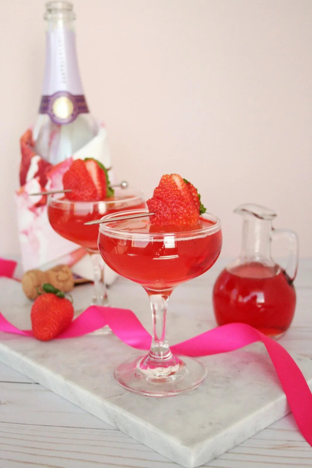 Maison strawberry champagne. Шампанское с клубникой. Девушка с шампанским и клубникой. Шампанское с клубникой в бокале. Открытки клубника и шампанское.