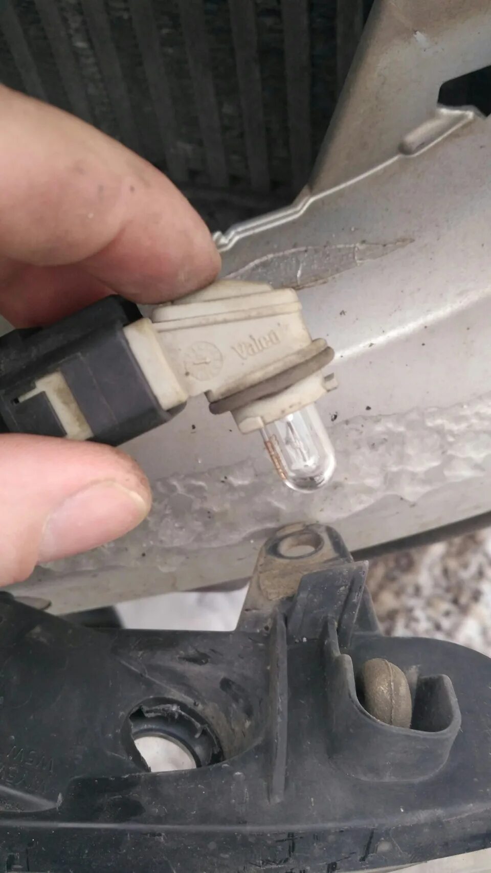 Замена лампы ауди q7. Лампа ближнего света ауди q7. Замена лампы ауди q7. Лампа переднего габарита ауди q7. Снятие фары ауди q7 2014.