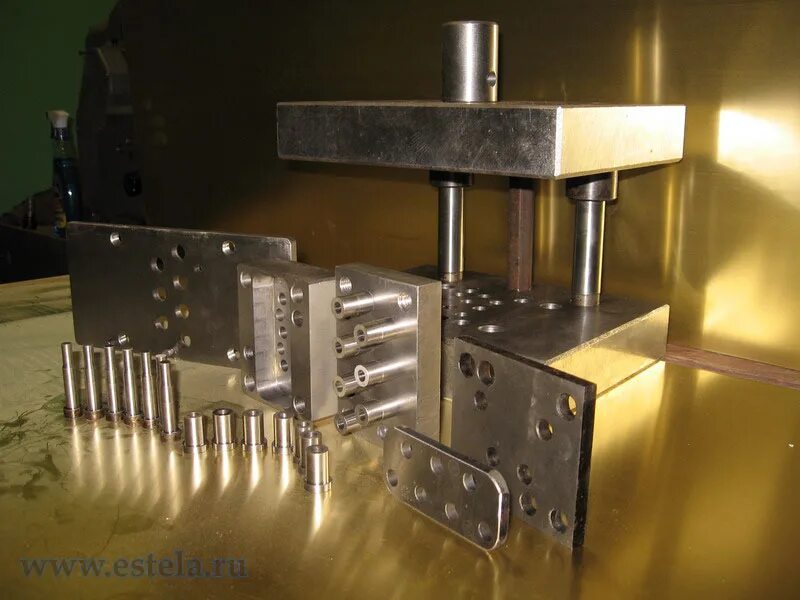 Штамповка листовых материалов. Холодная штамповка листового металла. Штамповка металла матрица 1500. Штамповка стального листа 2 мм. Вытяжные штампы для холодной листовой штамповки.