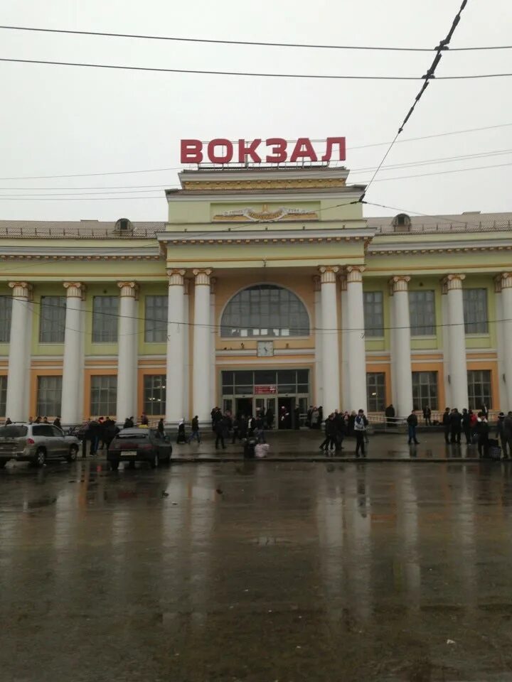 Вокзал екатеринбург пассажирский 2020. Центральный вокзал екатеринбург. Ж/д вокзал екатеринбург. Жд вокзал свердловск пассажирский. Екатеринбург железнодорожный вокзал улица.