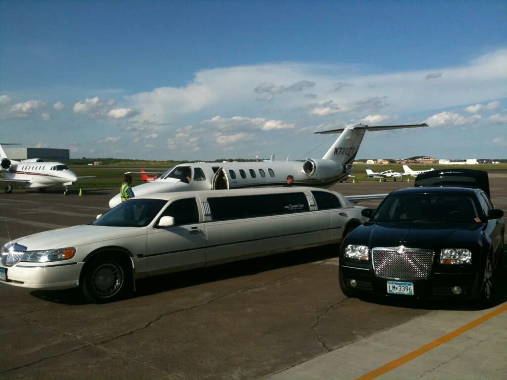 Limo-Jet лимузин-самолет. Лимузин Лимо самалот. Лимузин пассажиры. Водитель лимузина. Прокат автомобиля аэропорт