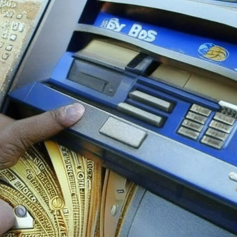 карта в банкомате. мошенничество с наличными деньгами. банкомат мошенники. мошенничество с картами в банкомате. увеличение мрот.