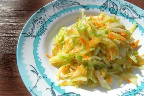 Салат из редьки с огурцами и морковью