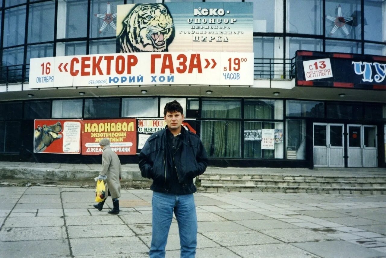 Сектор газа мы запели. Юра Хой в Воронеже. Юра Хой памятник в Воронеже. Сектор газа район Воронежа.