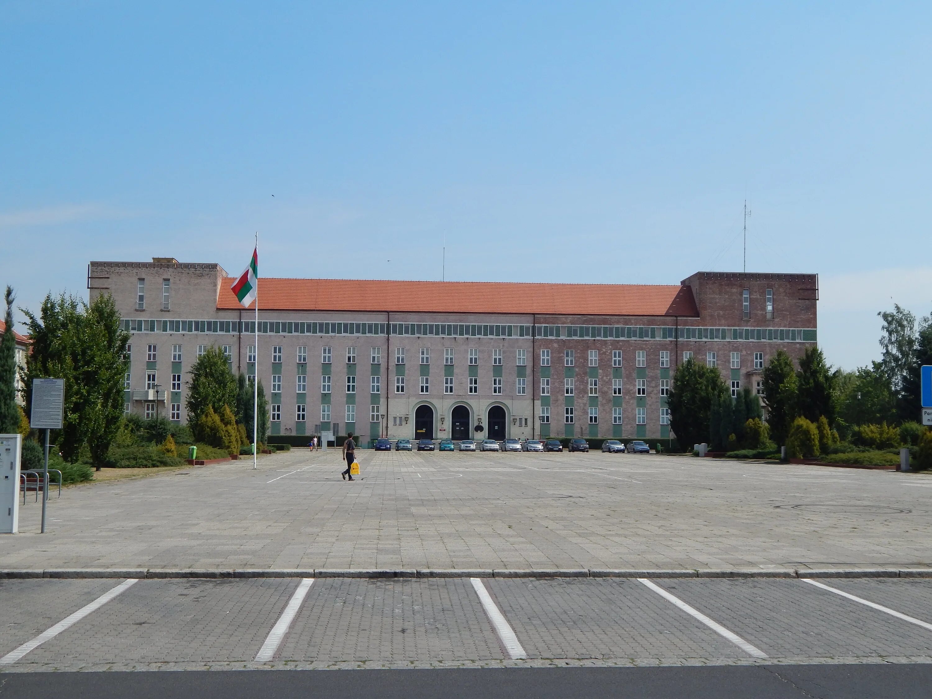 Город попить. Город пила Польша. Архитектура Польши. Польша здание правительства. Фотография здания правительства Польши.