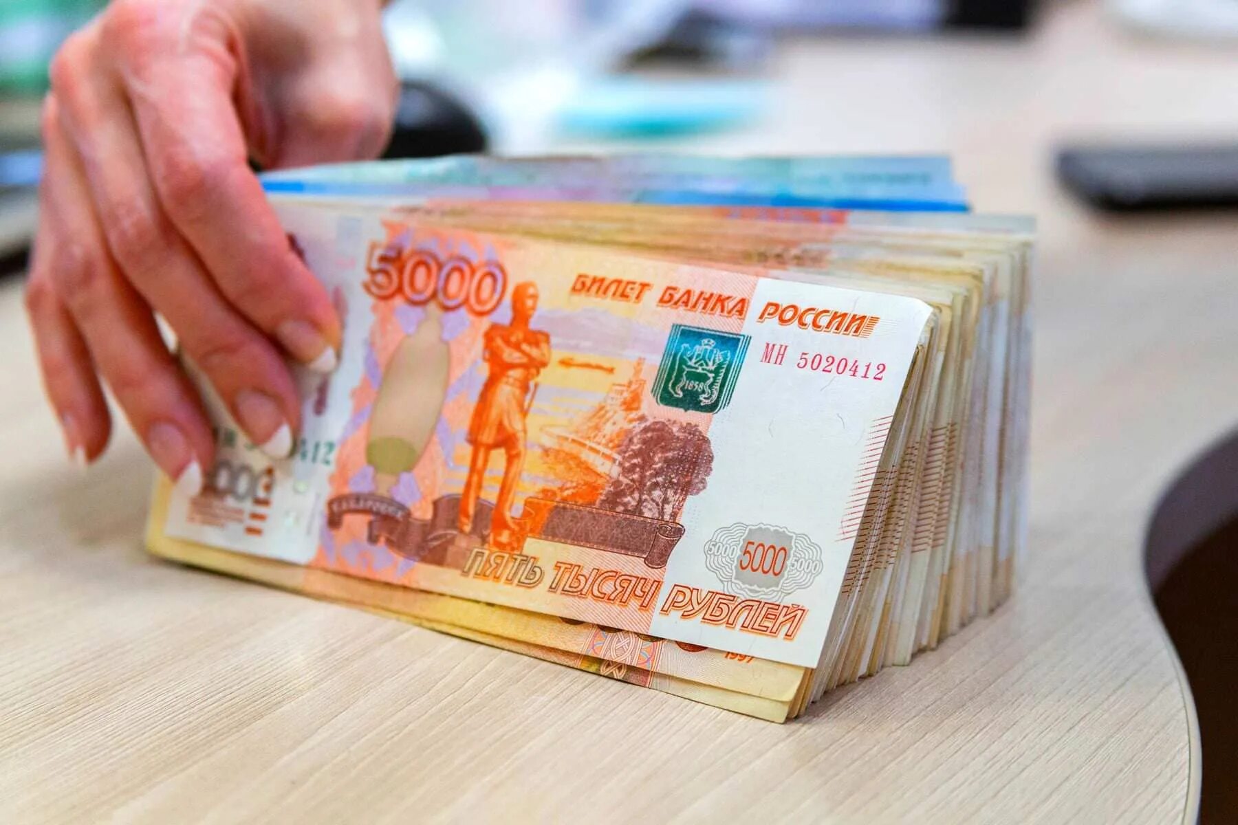 Получить единовременную выплату 10000 рублей. Выплаты россиянам. заработная плата. 5000 рублей сейчас. выплата пособий.