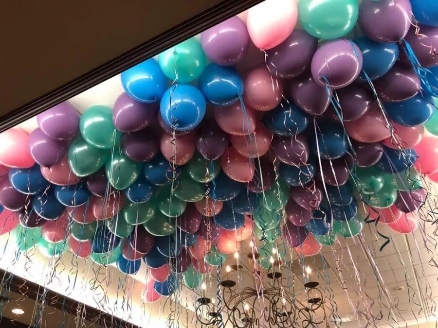 Сочетание цветов шаров. Гелевые шары. Шарики на потолке. Воздушные шарики под потолок. Украшение разноцветными шарами.