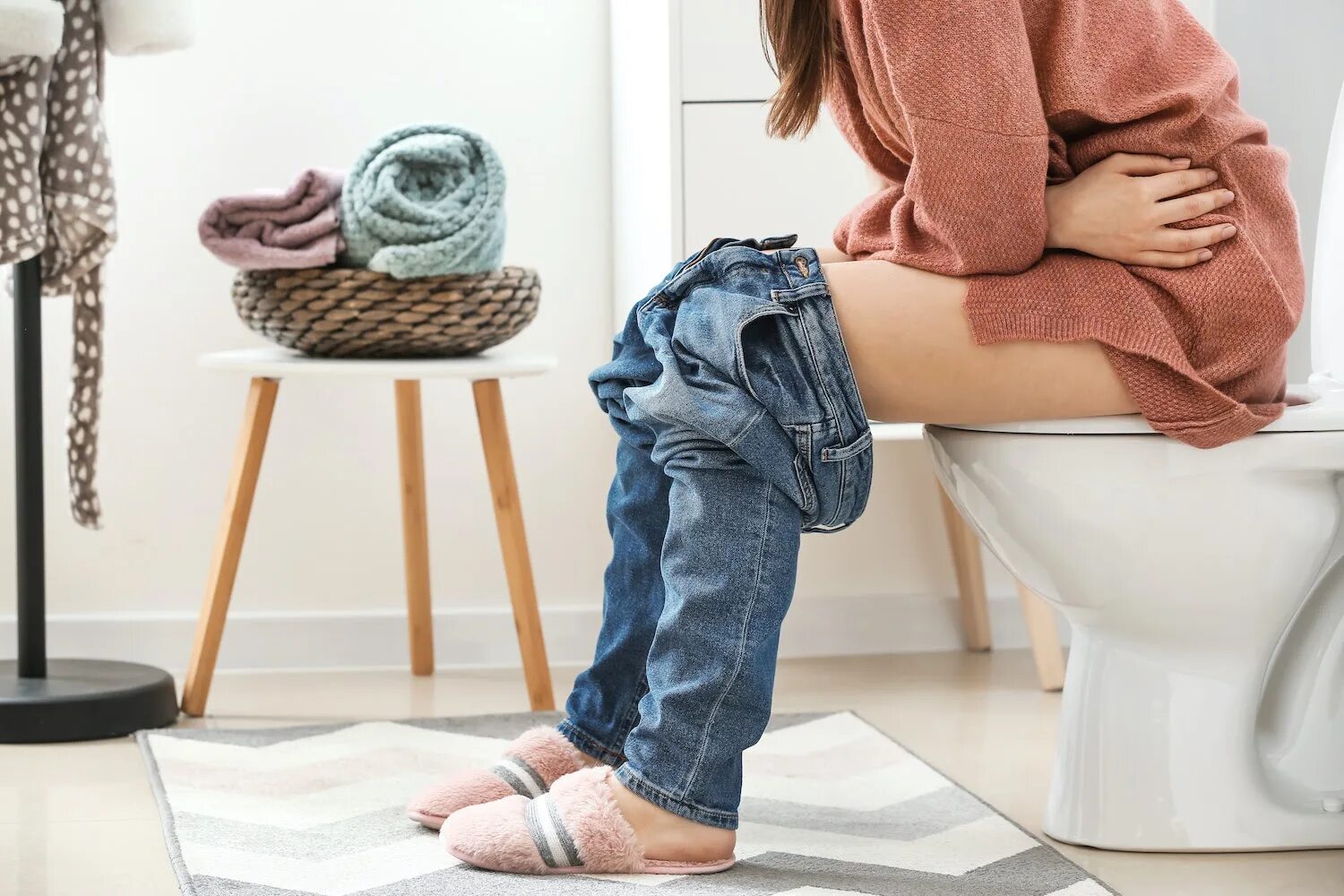 Девчачий туалет. Запор у девушки подростка. Девочка на горшке poop. Girl pooping on the toilet. Girl pooping on the toilet.