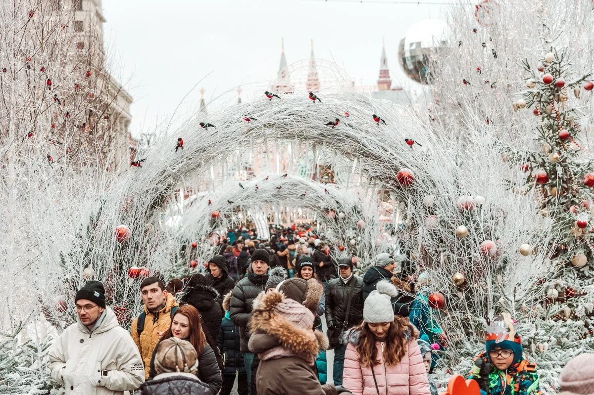 Многие события нового. Новогодние гуляния. Новогодняя Москва. Рождественские гуляния. Рождество улица.