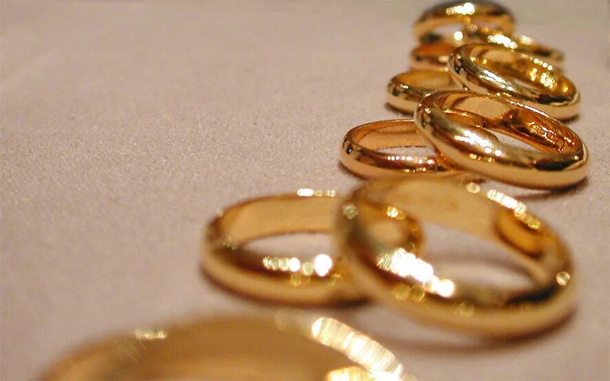 Обручальное кольцо. Обручальные кольца много. Кольца на свадьбу. Красивое золото. Золотая свадьба что положено