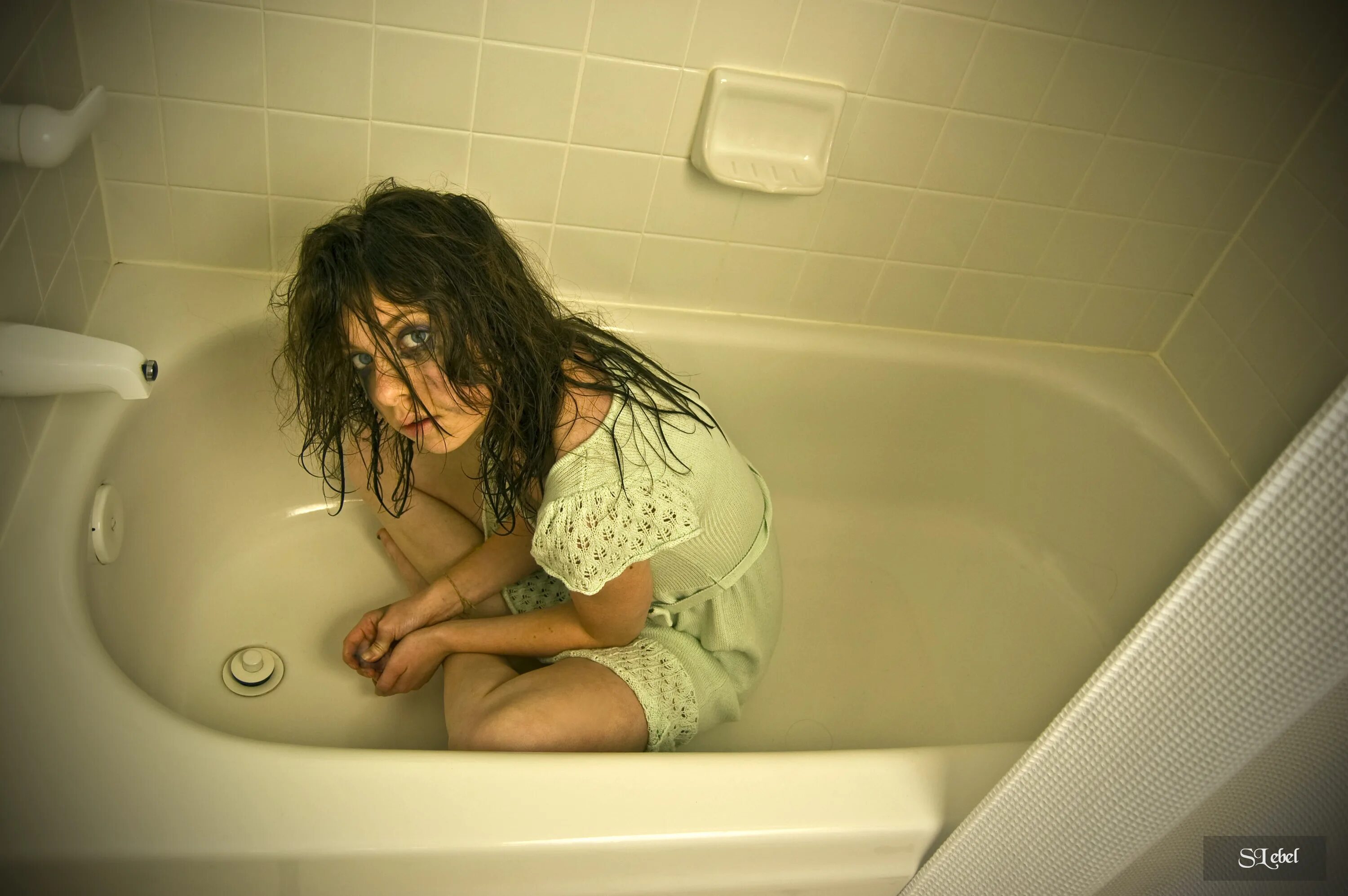 Скрыто мама в душе. Фотосессия в ванной комнате. Девушка в ванной комнате. Страшная фотосессия в ванной. Красивая девушка в ванной.