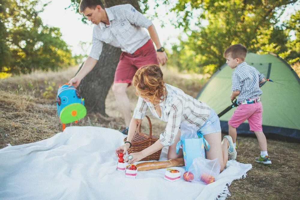 Семья на пикнике. Семейная фотосессия на природе пикник. Реквизит для фотосессии пикник. Фотосессия в стиле пикник на природе семейная. Пикник с детьми