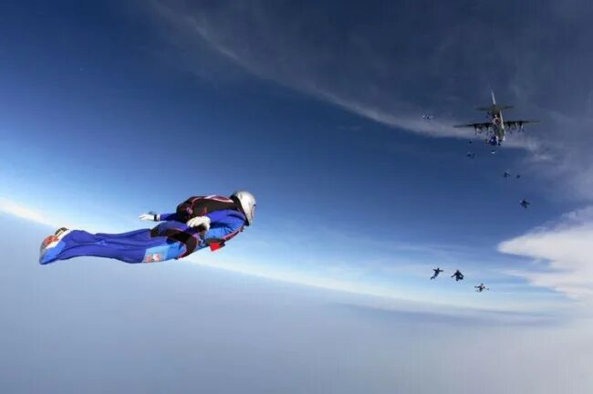 Экстрим-парк. Я поднимаюсь над землей. Полет вингсьют горы. Полет ангела. Человек в воздухе.