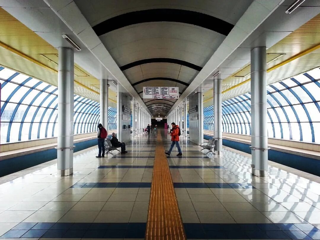 Показать казанское метро. Московский рынок казань метро. казань метро извилистый. метро с сумкой в казани.