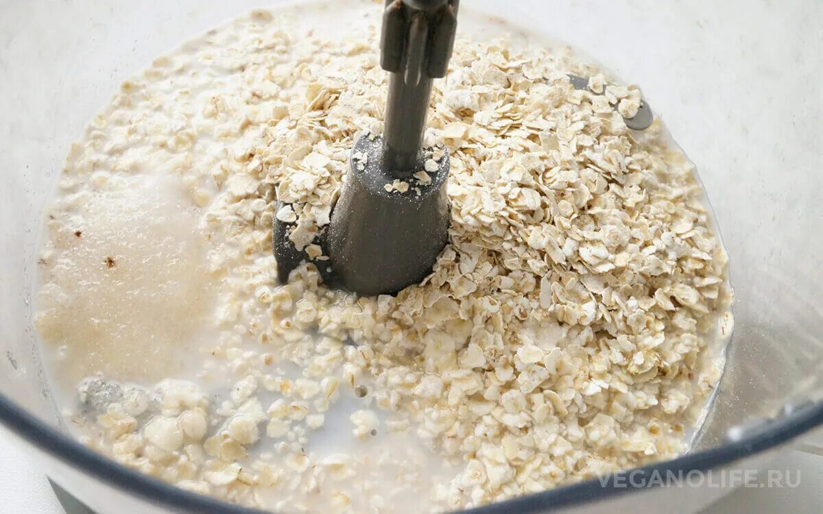 Блендер овсяные хлопья. Овсяные хлопья в блендере. Овсяные хлопья перемолотые. Банановый смузи с овсянкой. Перемолотый геркулес.
