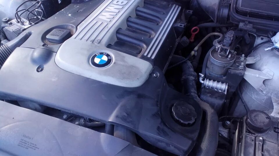 Открыть капот bmw. BMW 525 e39 открытие капота. Открытие капота БМВ е34. Как открыть капот БМВ х3. Сдвижное открытие капота БМВ е34.