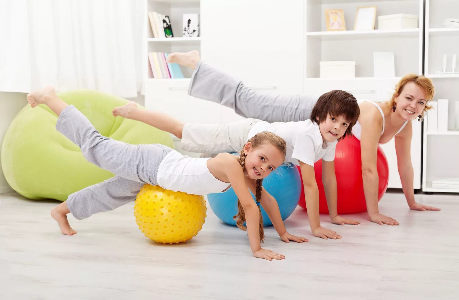 Здоровые развлечения. Детский фитнес. Занятия ЛФК для детей. Лечебная физическая культура для детей. Фитнес занятия.